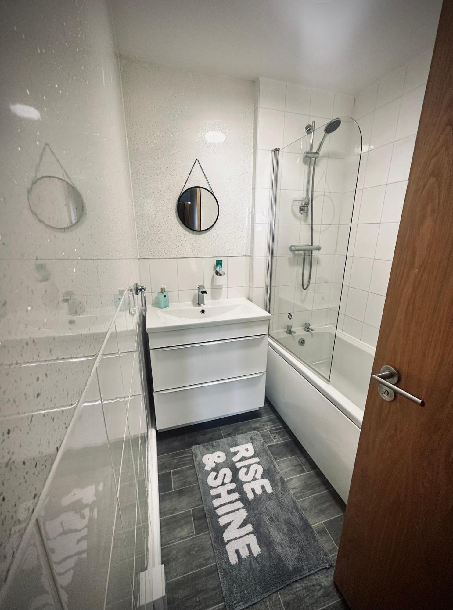 Unique View Of Anfield Stadium - Charming 2 Bedroom Apartment In Liverpool With Parking Екстер'єр фото
